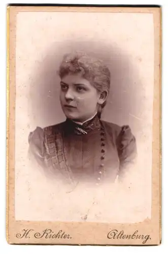 Fotografie H. Richter, Altenburg, Portrait junge blonde Dame in edler Bluse mit Brosche