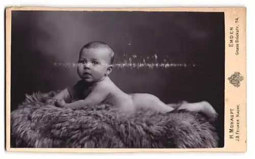 Fotografie H. Mohaupt, Emden, Grosse Brückstr. 74, niedliches Baby auf einem Fell