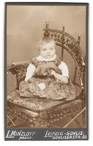Fotografie L. Minzloff, Leipzig-Gohlis, Gohliserstr. 50, Portrait niedliches Kleinkind auf einem extravagantem Stuhl