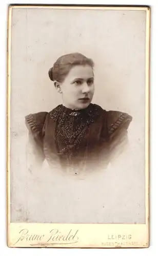 Fotografie Bruno Riedel, Leipzig, Rosenthalgasse 9, Portrait junge hübsche Frau mit Haardutt