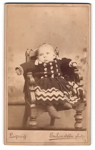 Fotografie Eulenstein, Leipzig, Zeitzer Str. 30, Portrait niedliches Baby auf einem Kinderstuhl