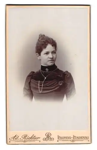 Fotografie Ad. Richter, Leipzig-Lindenau, Merseburger-Str. 61, Portrait junge Dame mit edler Brosche