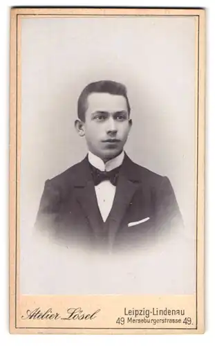 Fotografie Atelier Lösel, Leipzig-Lindenau, Merseburgerstr. 49, Portrait junger Herr mit Bürstenhaarschnitt