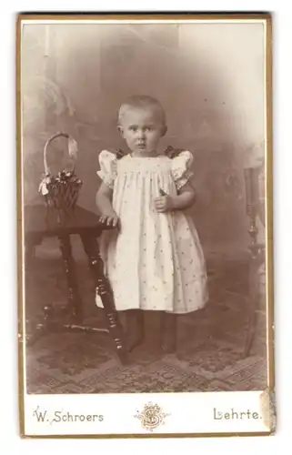 Fotografie W. Schroers, Lehrte, Sedanstrasse 5, Portrait blonder Knabe im Kleidchen