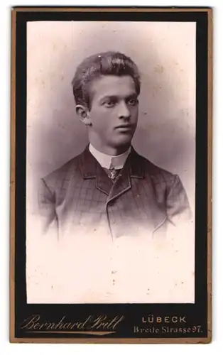 Fotografie Bernhard Prill, Lübeck, Breite Strasse 97, Portrait blonder junger Herr mit weissem Stehkragen