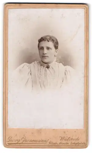 Fotografie Georg Gronemann, Walsrode, Munster-Schiessplatz, Portrait bürgerliche Dame mit Sternbrosche