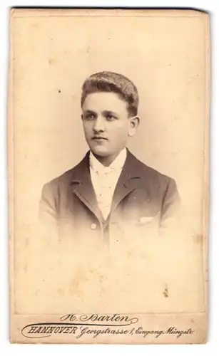 Fotografie H. Barten, Hannover, Georg-Strasse 1, Portrait eleganter junger Herr mit blonden Locken