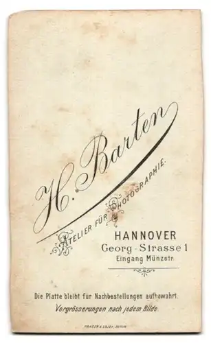 Fotografie H. Barten, Hannover, Georg-Strasse 1, Portrait eleganter junger Herr mit blonden Locken