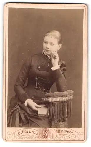 Fotografie E. Schroeter, Meissen, Obergasse 597, Portrait junge Dame im edlen Kleid mit Buch