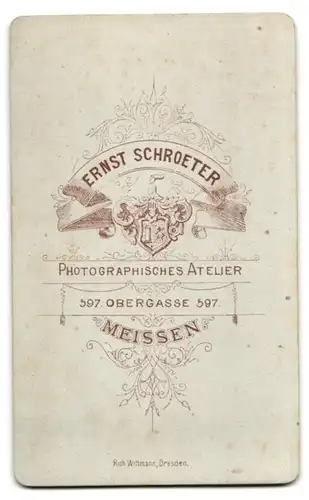 Fotografie E. Schroeter, Meissen, Obergasse 597, Portrait junge Dame im edlen Kleid mit Buch