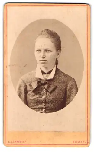 Fotografie E. Schroeter, Meissen, Obergasse 597, Portrait junge blonde Dame mit Kragenschleife