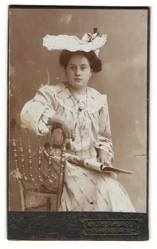 Fotografie Walther Herold, Marienberg i. S., Katharinenstrasse 85, Portrait elegante Dame mit extravagentem Hut