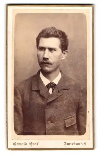 Fotografie Oswald Graf, Zwickau i. S., Kaiser Wilhelmplatz, Portrait junger Herr mit Schnauzbart und ernstem Blick