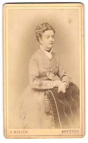 Fotografie R. Müller, Dresden, Marien-Str. 26, Portrait schöne Dame mit Flechtfrisur