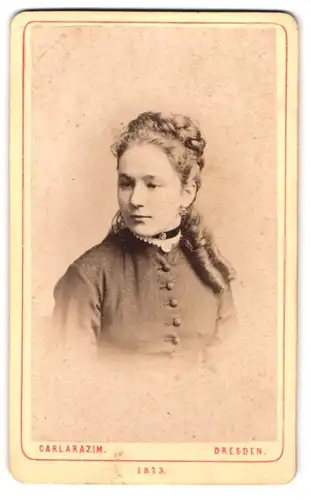 Fotografie Carl Arazim, Dresden, Amalienstrasse 17, Portrait junge Dame mit Flechtfisur