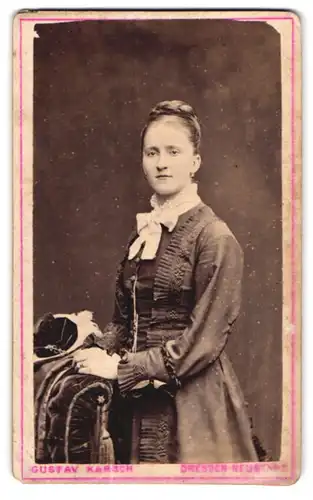 Fotografie Gustav Karsch, Dresden-Neustadt, Grosse Meissenerstr. 9, Portrait junge Dame mit Flechtfrisur
