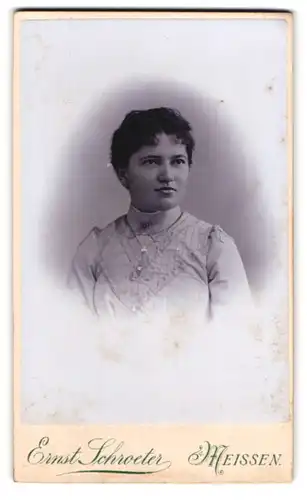 Fotografie Ernst Schroeter, Meissen, Obergasse 597, Portrait bürgerliche Dame in edler Bluse