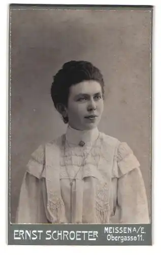 Fotografie Ernst Schroeter, Meissen a. E., Obergasse 11, Portrait junge Frau in Rüschenbluse