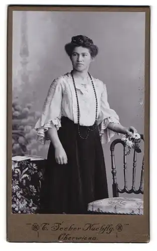 Fotografie T. Seeber Nachflg., Oberwiesa, Portrait junge Dame mit Haarschmuck und Perlenkette