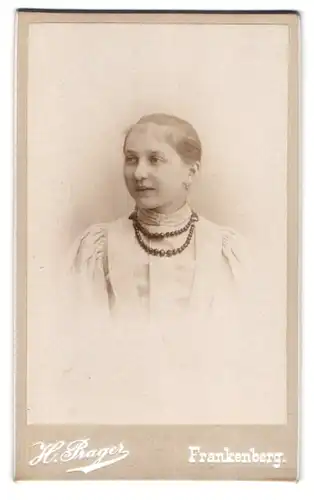 Fotografie H. Prager, Frankenberg, Portrait blondes Mädchen mit Perlenkette