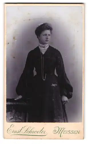 Fotografie Ernst Schroeter, Meissen, Obergasse 597, Portrait Dame im eleganten Kleid und Kette