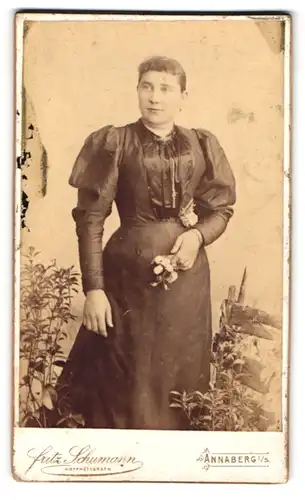Fotografie Fritz Schumann, Annaberg i. S., Johannesgasse 5, Portrait junge Dame mit Blumen in der Hand