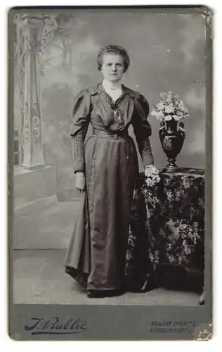 Fotografie J. Rublic, Kralove Dvur n. L., Hankovo Namesti, Portrait hübsche junge Dame im edlen Kleid