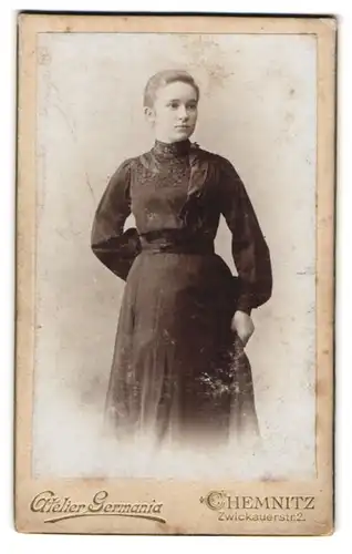 Fotografie Atelier Germania, Chemnitz, Zwickauerstr. 2, Portrait ernste junge Dame im edlen Kleid