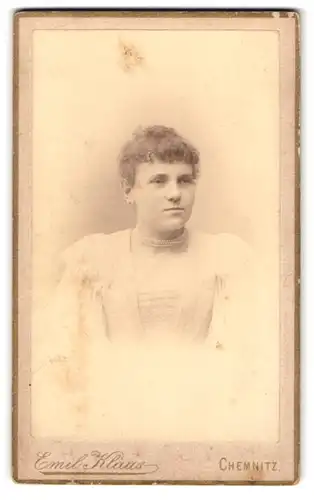 Fotografie Emil Klaus, Chemnitz, Reitbahnstr. 22, Portrait junge Dame in weisser Spitzenbluse und Perlenkette