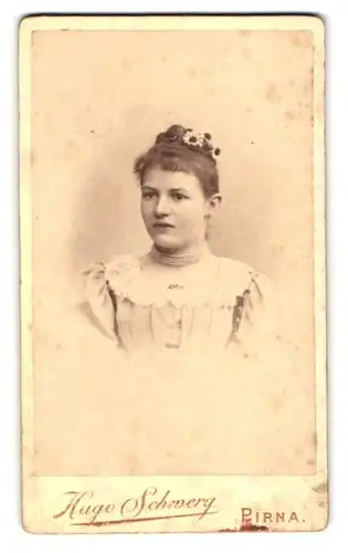 Fotografie Hugo Schwerg, Pirna, Albertstr. 13, Portrait junge Dame mit Flechtfrisur und Blumenschmuck