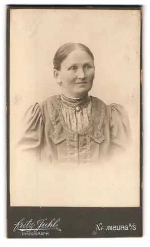 Fotografie Fritz Guhl, Naumburg a. S., Portrait betagte Dame in edler Bluse mit Brosche