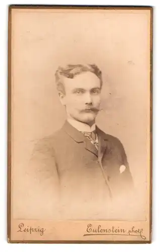 Fotografie Eulenstein, Leipzig, Tauchaer-Str. 6, Portrait eleganter Herr mit Zwirbelbart und Einstecktuch