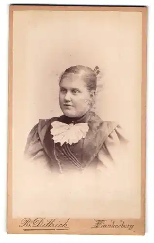 Fotografie R. Dittrich, Frankenberg, Freibergerstr. 33, Portrait proppere junge Frau mit Kragenschleife