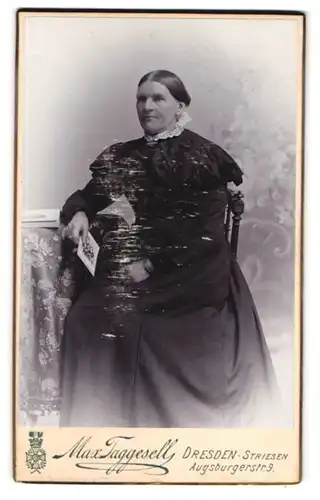 Fotografie Max Taggesell, Dresden-Striesen, Augsburgerstr. 9, Portrait betagte Dame im edlen Kleid