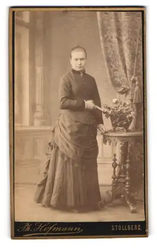 Fotografie Ph. Hofmann, Stollberg, Hohensteiner Str. 2, Portrait Frau im zeitgenössischem Kleid mit Buch