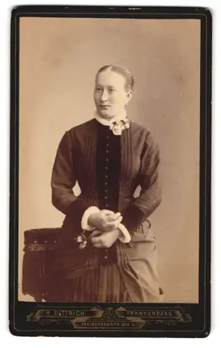 Fotografie R. Dittrich, Frankenberg, Freibergerstr. 206, Portrait Dame mit ernstem Blick und Blütenschmuck