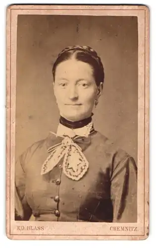 Fotografie Ed. Blass, Chemnitz, Mühlen-Str. 41, Portrait freundliche Dame mit Flechtfrisur