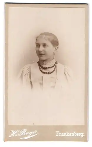 Fotografie H. Prager, Frankenberg, Portrait blonde junge Dame mit Perlenkette