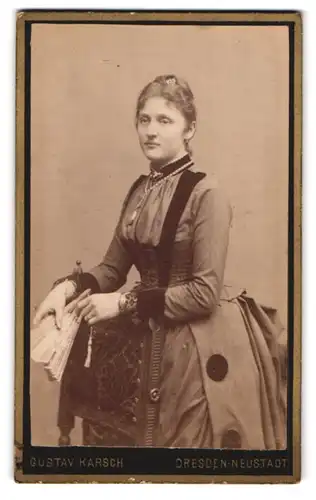 Fotografie Gustav Karsch, Dresden-Neustadt, Grosse Meissenerstr. 17, Portrait hübsche Dame mit Fächer