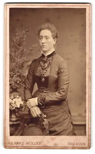 Fotografie Richard Müller, Dresden, Marien-Str. 26, Portrait ernste junge Frau mit Brosche und Kette
