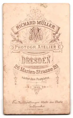 Fotografie Richard Müller, Dresden, Marien-Str. 26, Portrait ernste junge Frau mit Brosche und Kette