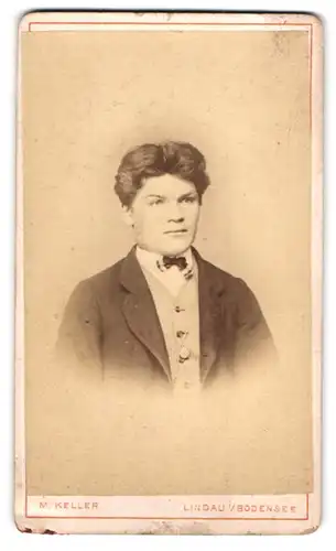 Fotografie M. Keller, Lindau i. B., Portrait junger Herr im Anzug mit Fliege