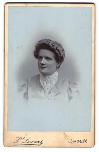 Fotografie L. Lorenz, Jaromer, Portrait hübsche Dame in edler Bluse mit Spitze