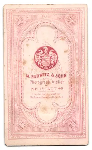 Fotografie M. Redwitz & Sohn, Neustadt a. S., Portrait Dame mit Felchtfrisur und Kragenschleife