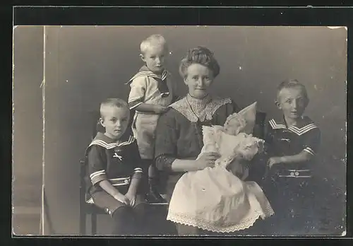 Foto-AK Mutter mit ihren Kindern in Matrosenanzügen