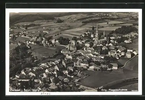 AK Zwiesel /Bayr. Wald, Kirche in der Stadt, Fliegeraufnahme