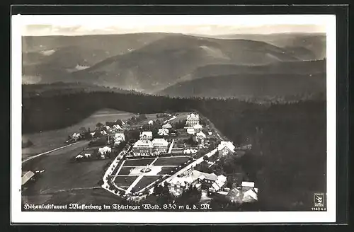 AK Masserberg /Thür. Wald, Fliegeraufnahme des kleinen Ortes mit Bergen