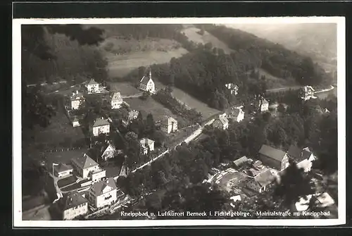 AK Berneck /Fichtelgeb., Fliegeraufnahme der Maintalstrasse m. Kneippbad
