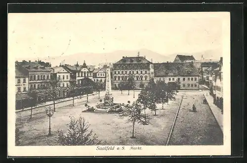 AK Saalfeld a. S., Markt mit Drogerie und Denkmal