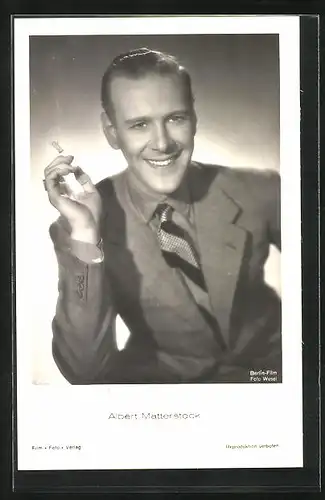 AK Schauspieler Albert Matterstock raucht eine Zigarette